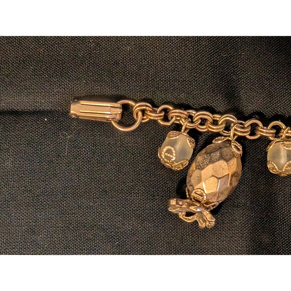 Vintage Charm Bracelet 5 Pitchers Ewers Vases Charms & 6 Frosted Beads - 7" Long - Picture 2 of 9